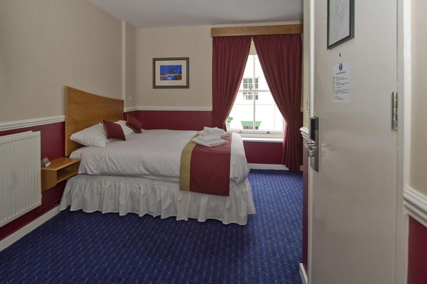 The Queen'S Hotel Wetherspoon Newport (Gwent) Room photo